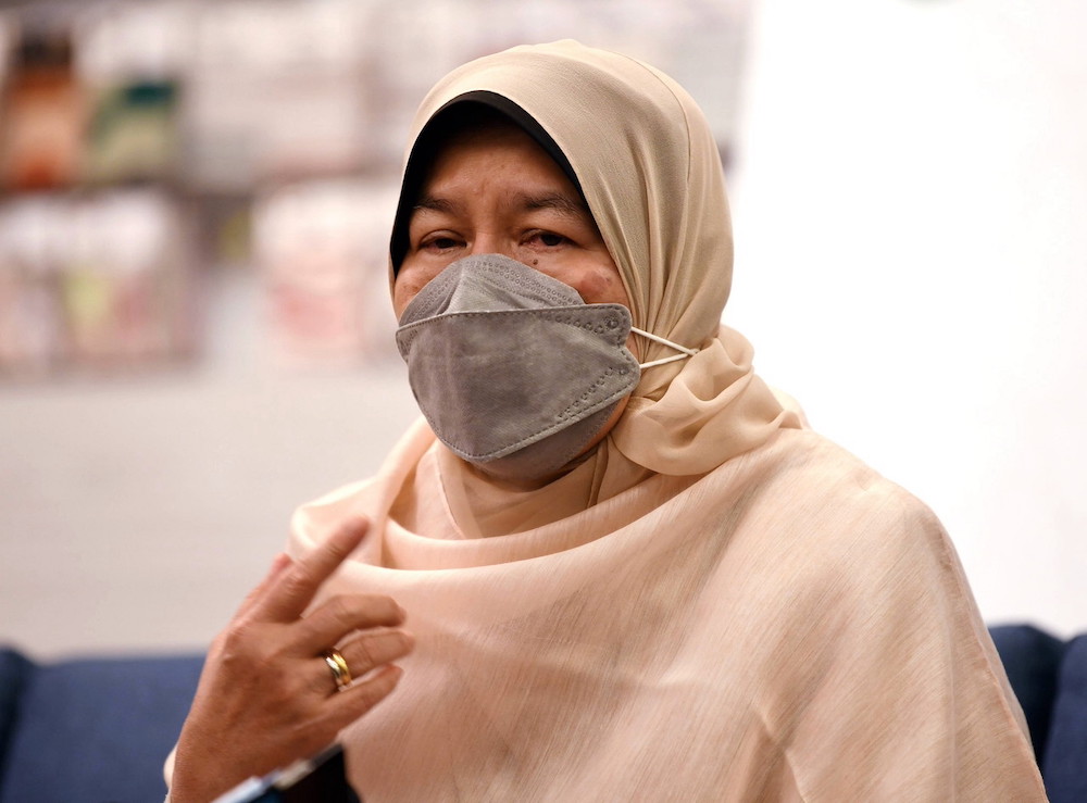 Plantation Industries and Commodities Minister Datuk Zuraida Kamaruddin speaks at a media conference in Kuala Langat April 9, 2022. u00e2u20acu201d Bernama pic