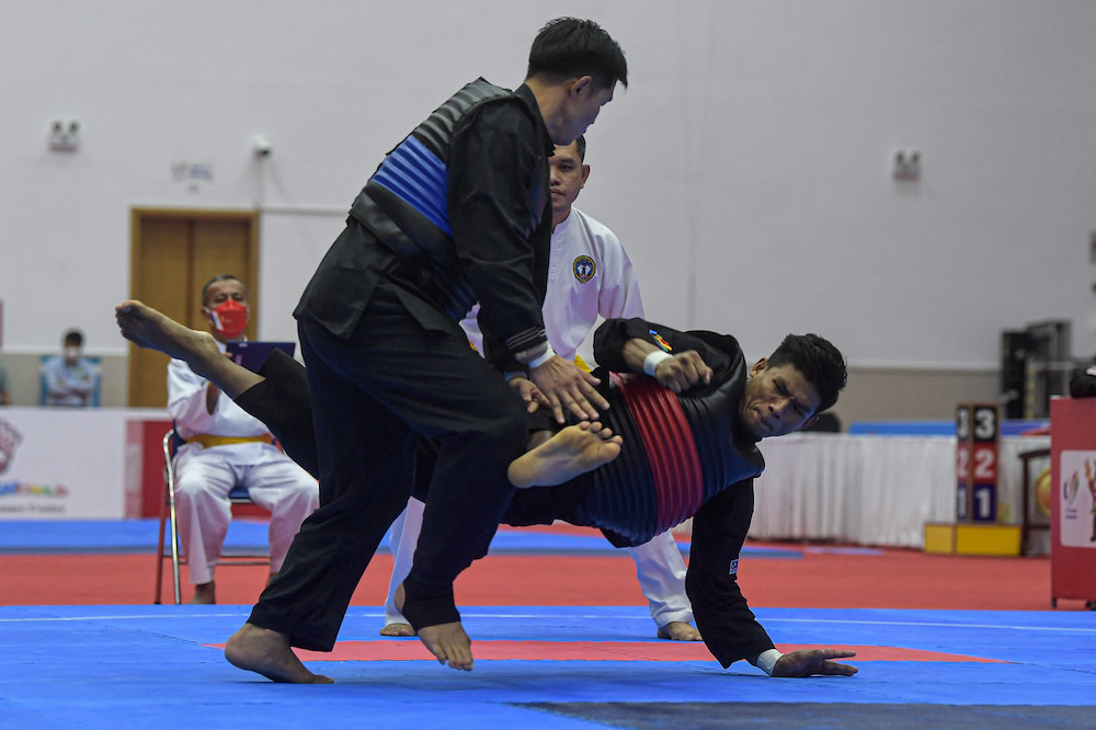 National silat exponent Muhammad Robial Sobri in action against Laotion silat exponent Sengpheng Duang Vilai, May 14, 2022. u00e2u20acu201d Bernama pic