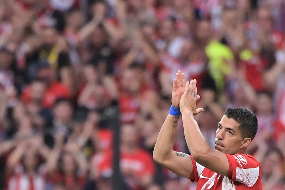 Atletico Madrid's Uruguayan forward Luis Suarez acknowledges the crowd prior to leaving the pitch during the match between Club Atletico de Madrid and Sevilla FC in Madrid May 15, 2022. u00e2u20acu201d AFP pic