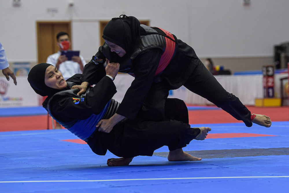 National silat exponent Siti Shazwana Ajak in action against Indonesiau00e2u20acu2122s Selly Andriani at the 31st SEA Games, Hanoi May 14, 2022. u00e2u20acu201d Bernama pic