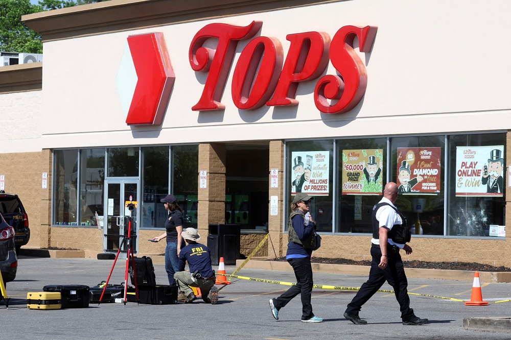 Members of the FBI and Buffalo Police Department collect evidence at the scene of a shooting at a TOPS supermarket in Buffalo, New York May 15, 2022. u00e2u20acu201d Reuters pic