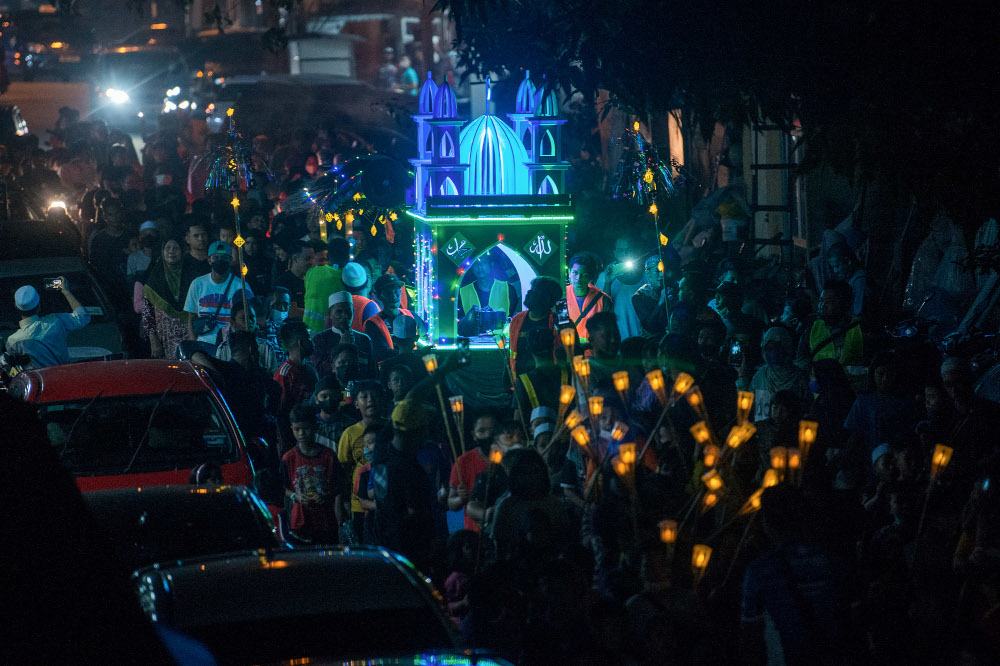 Residents of Taman Setia Balakong celebrating the eve of Aidilfitri by marching around the residency in Balakong, May 1, 2022. u00e2u20acu201d Picture by Shafwan Zaidon 