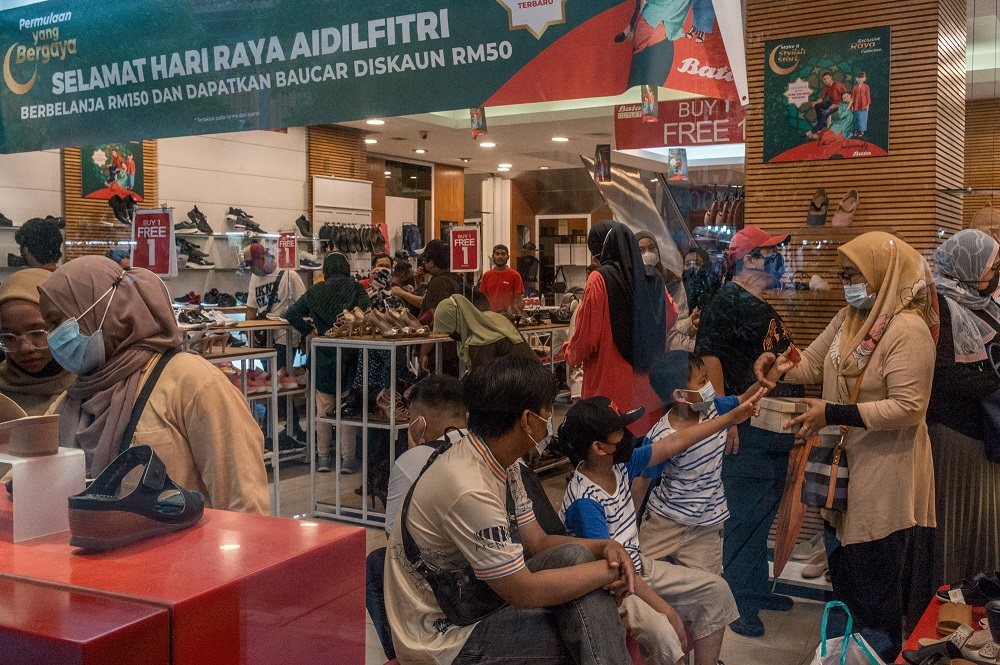 People wear masks at a shop in Kuala Lumpur May 1, 2022. u00e2u20acu201d Picture by Shafwan Zaidonn