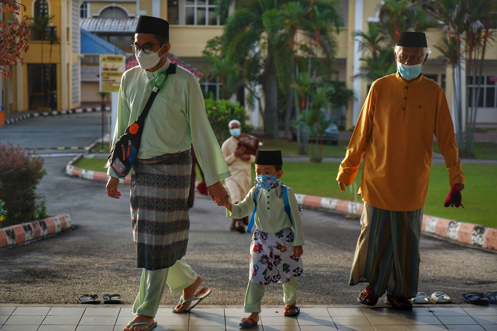 Muslims arrive at the Masjid Sultan Azlan Shah perform Aidilfitri prayers on the first day of Hari Raya in Ipoh May 2,2022. u00e2u20acu201d Picture by Ahmad Zamzahuri