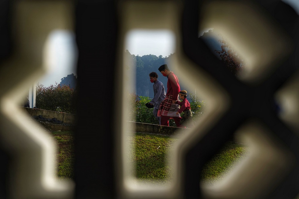 Muslims arrive at the Masjid Sultan Azlan Shah perform Aidilfitri prayers on the first day of Hari Raya in Ipoh May 2,2022. u00e2u20acu201d Picture by Ahmad Zamzahuri