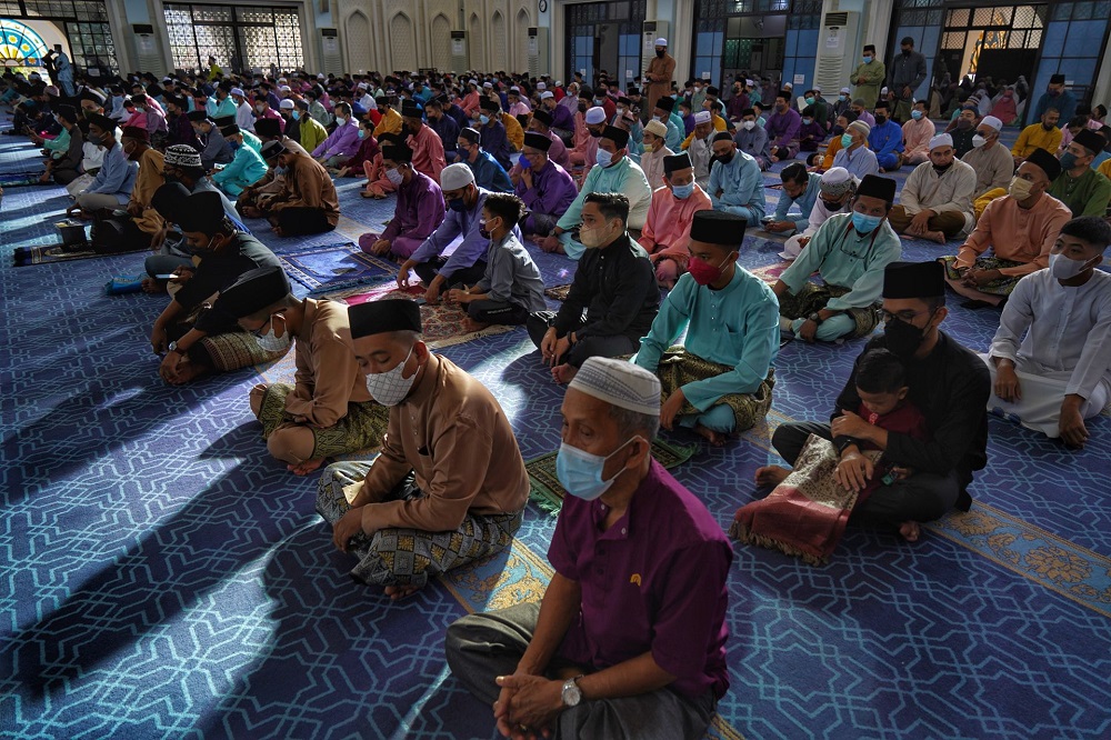 Malaysian Muslims perform Aidilfitri prayers on the first day of Hari Raya at the Masjid Sultan Azlan Shah in Ipoh May 2,2022. u00e2u20acu201d Picture by Ahmad Zamzahuri