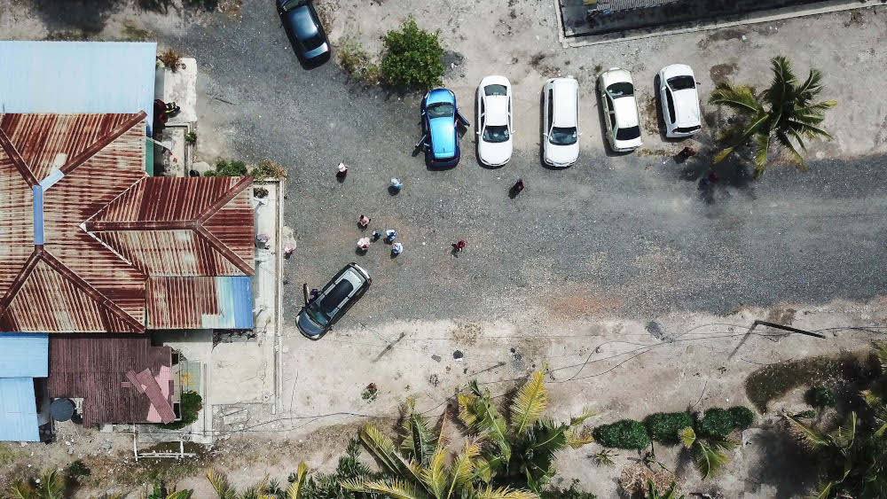 Vehicles belong to the family member pictured parked in front of a house as they visiting their love one during the first day of Hari Raya Aidilfitri at Kampung Bukit Bangkong, Sepang on May 2, 2022. — Picture by Sayuti Zainudin