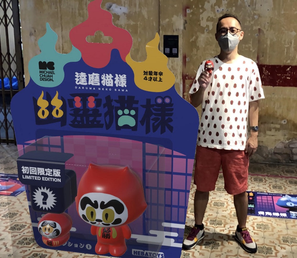 Michael Chuah holding the Yuurei Neko Sama toy while posing with the AR version. 