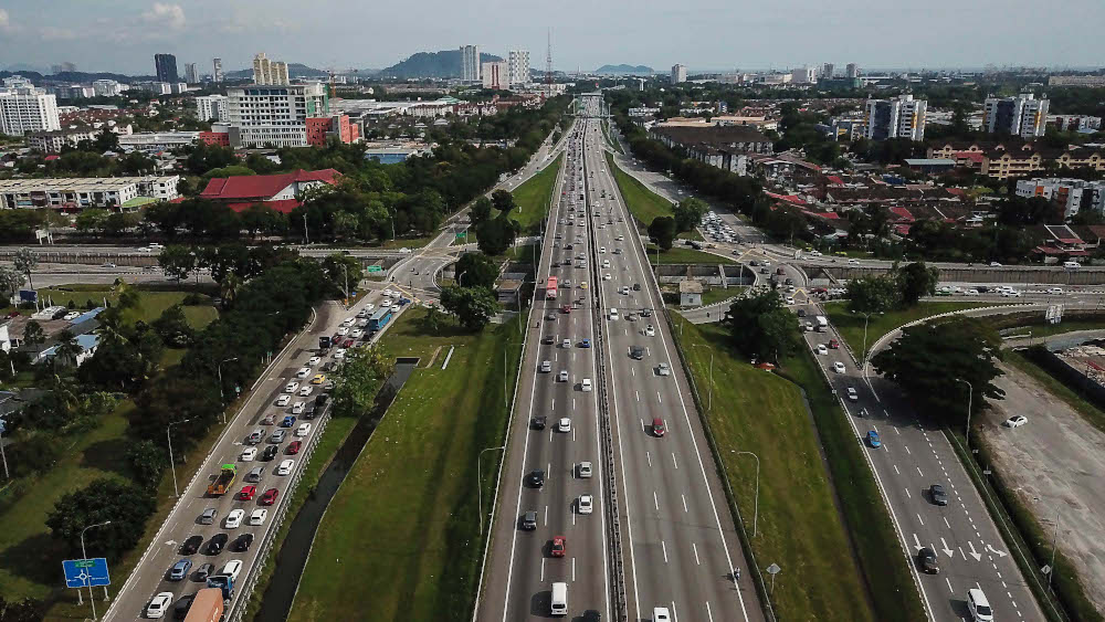 The traffic going southbound (upward) starts to get congested as road user returning home after a week of holiday at Seberang Jaya, Penang May 8, 2022. u00e2u20acu201d Picture by Sayuti Zainudin
