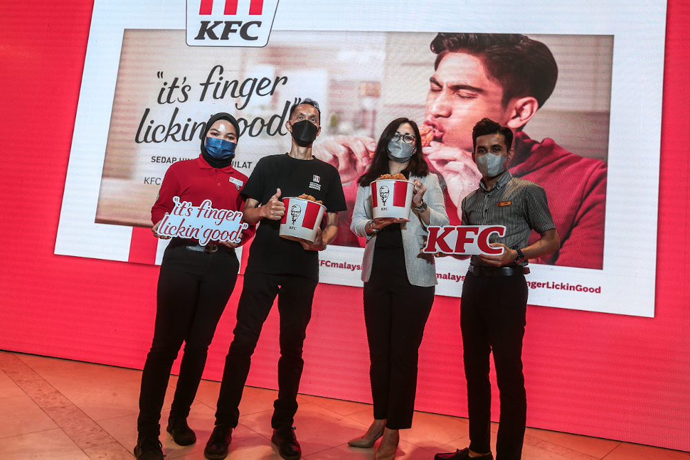 KFC Malaysia brand head Stephen Chew (2nd left) and chief marketing officer Chan May Ling (2nd right) unveiled the Finger-Lickinu00e2u20acu2122 Good Campaign in KFC Pavilion KL. u00e2u20acu201d Picture by Hari Anggara