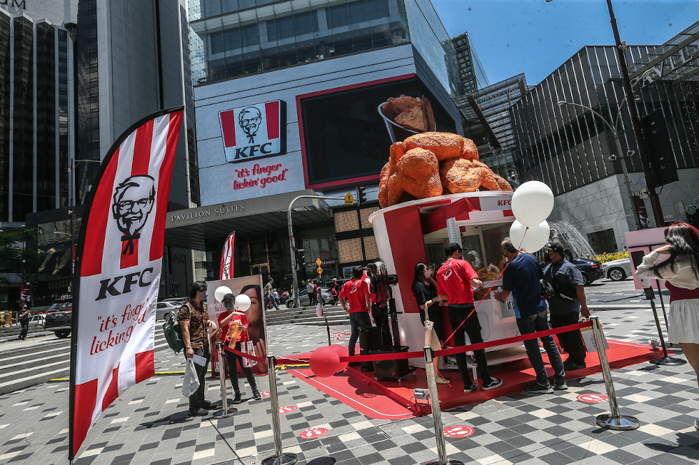The ‘Klaw for Chicken Claw Machine’ in Piazza@Starhill offers fun games and activities with exclusive prizes. — Picture by Hari Anggara