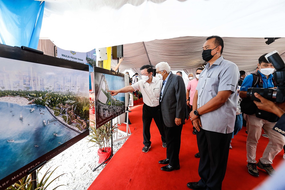 Penang Chief Minister Chow Kon Yeow (left) and Penang’s Governor Tun Ahmad Fuzi Abdul Razak at the Gurney Wharf groundbreaking ceremony at Persiaran Gurney in Penang May 14, 2022.