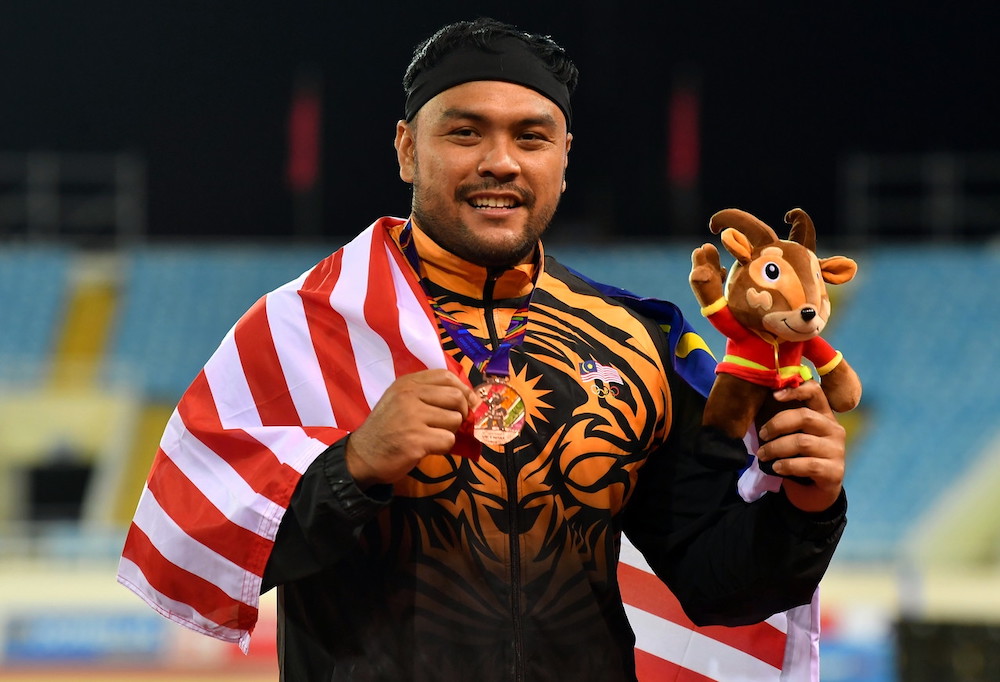 Muhammad Ziyad Zolkefli with the bronze he won in the shot putt at the 31st SEA Games at My Dinh National Stadium, Hanoi May 15, 2022. u00e2u20acu201d Bernama pic