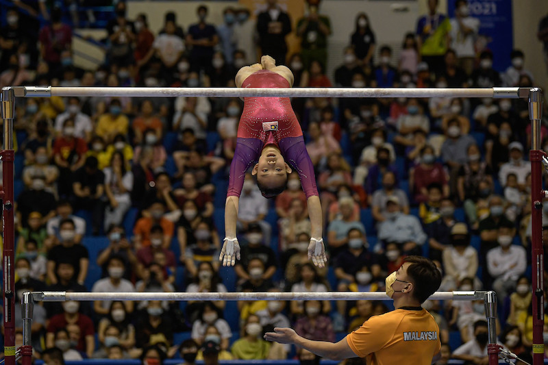 National gymnast Rachel Yeoh Li Wen competing in the finals of the uneven bars event during the 31st SEA Games at the Quan Ngua Sports Complex in Hanoi, Vietnam May 15, 2022. u00e2u20acu201d Bernama pic