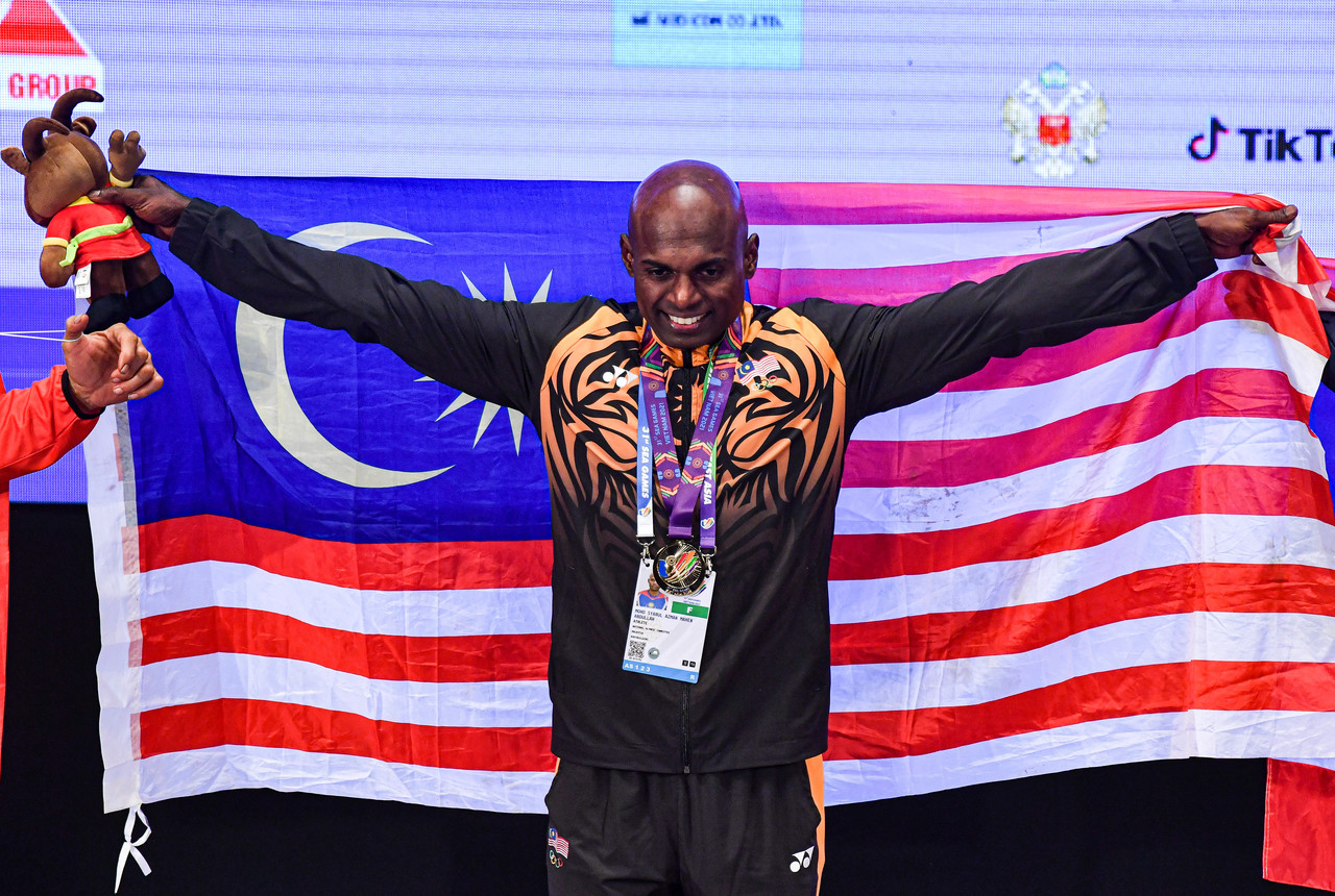 Mohd Syarul Azman Mahen Abdullah with the gold medal he won during the u00e2u20acu02dcMen's Athletics Physiqueu00e2u20acu2122 at the Hanoi Sports Training and Competition Centre in Vietnam, May 15, 2022. u00e2u20acu201d Bernama pic