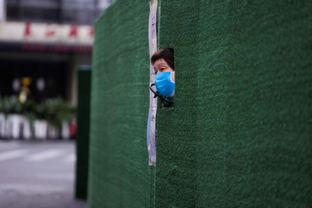 A resident looks out through a gap in the barrier at a residential area during lockdown, amid the coronavirus disease (Covid-19) pandemic, in Shanghai, China, May 6, 2022. u00e2u20acu201d Reuters pic