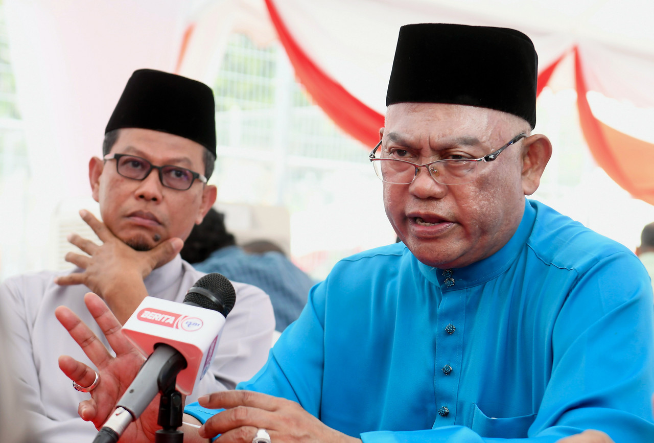 Minister of Entrepreneur Development and Cooperatives Tan Sri Noh Omar during a press conference at the Tanjung Karang Parliamentary Aidilfitri Open House in Padang Astaka, Tanjung Karang, May 7, 2022. u00e2u20acu201d Bernama pic
