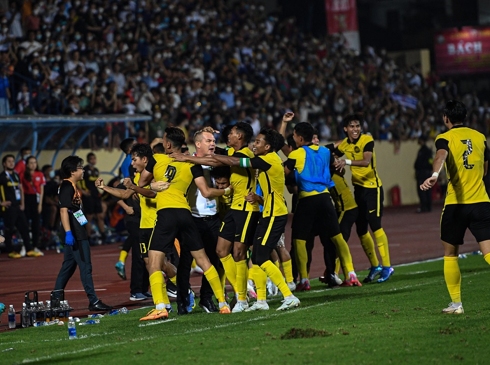 Malaysiau00e2u20acu2122s players celebrate their win against Thailand in Group B of the menu00e2u20acu2122s football competition of the 31st SEA Games at the Thien Truong Stadium in Nam Dinh May 7, 2022. u00e2u20acu201d Bernama pic