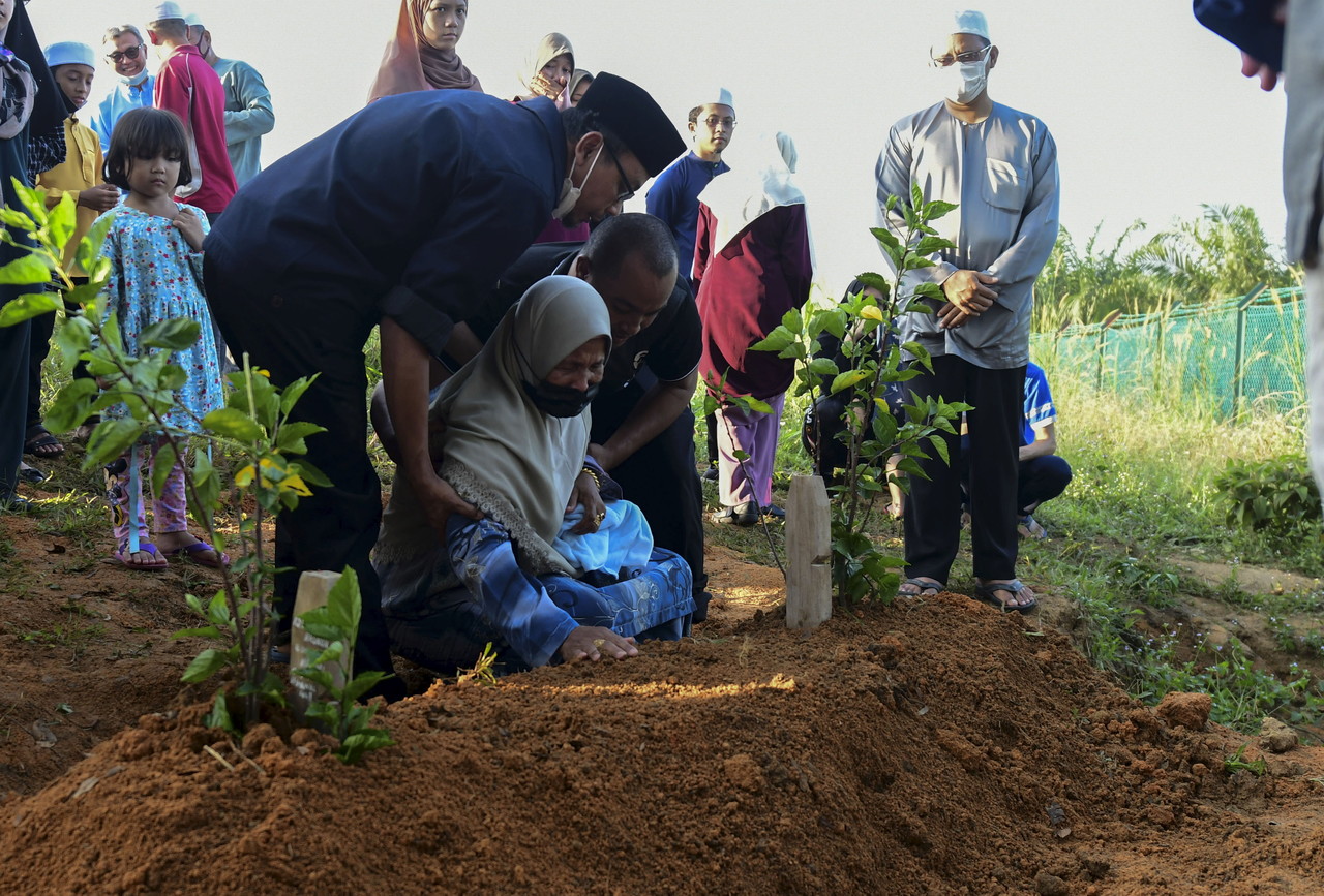 Family members of the late Iqbal Hasnun Halimi could not hold back tears when the body of the Sultan Azlan Shah University (USAS) student was buried at the Kampung Melayu Seelong Cemetery, Senai, Johor Baru, May 14, 2022. u00e2u20acu201d Bernama pic