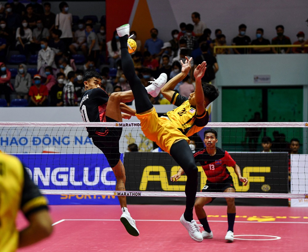 National sepak takraw player Muhammad Redwan Hakim (right) in action during the Sea Games match against Cambodia at the Hoang Mai Sports Complex in Hanoi May 14, 2022. u00e2u20acu201d Bernama pic