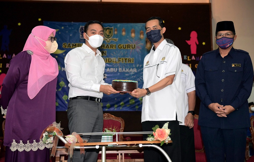 Johor Mentri Besar Datuk Onn Hafiz Ghazi (second left) at the Teacher’s Day celebration held at Maktab Sultan Abu Bakar secondary school in Johor Baru May 16, 2022. — Bernama pic