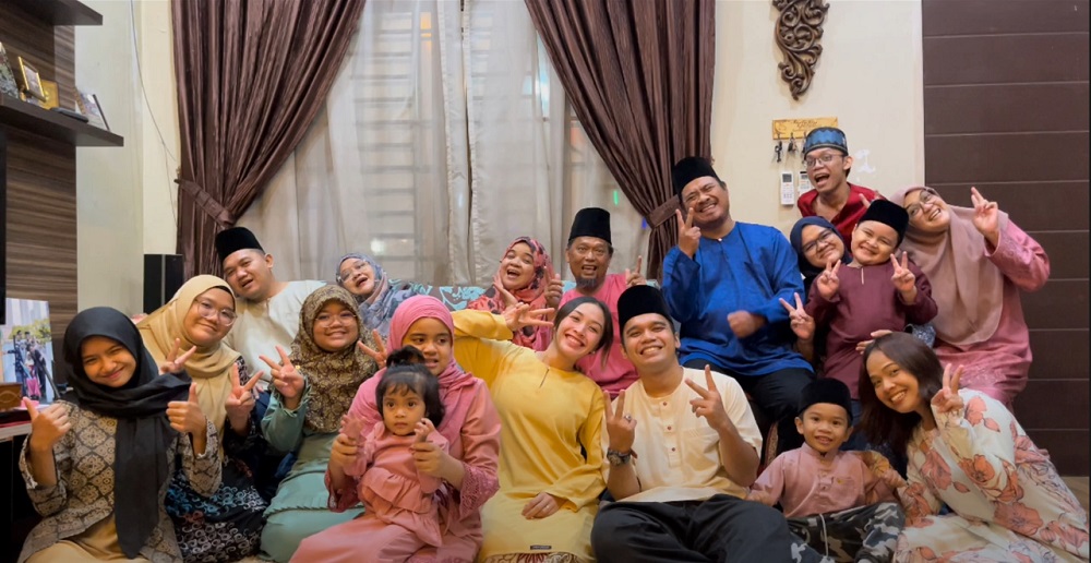 A Malaysian family in Johor is currently being applauded online for their over the top Raya music video cover of Suara Lebaran Kita by singer Hael Husaini and local girl's group Dolla. u00e2u20acu2022 Screenshot via TikTok/ Azzampakuu