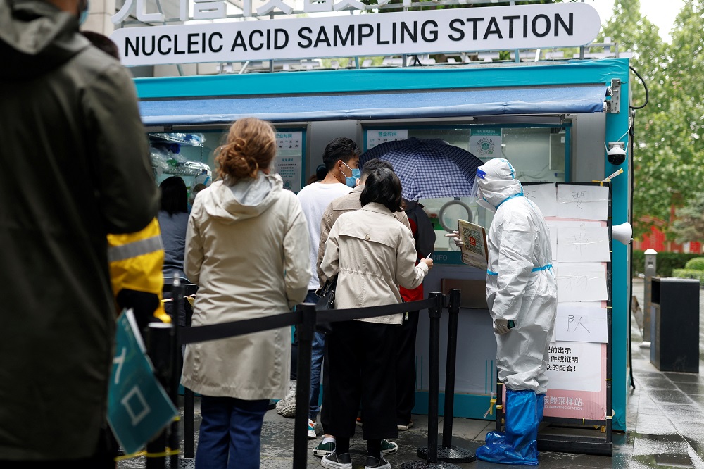 People line up to get tested at a mobile nucleic acid testing site outside a shopping mall in Beijing, China May 6, 2022. u00e2u20acu2022 Reuters pic