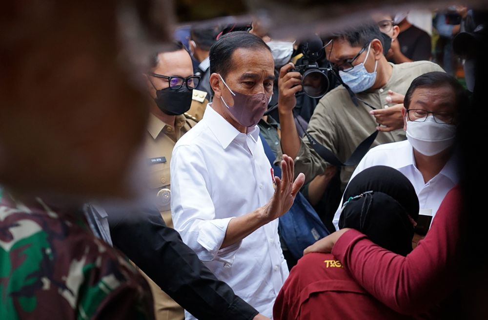 Indonesian President Joko Widodo (centre) is pictured during distribution of Cooking Oil Direct Cash Assistance (BLT) for residents at a traditional market in Bogor, West Java, Indonesia on April 21, 2022. u00e2u20acu201d Reuters pic