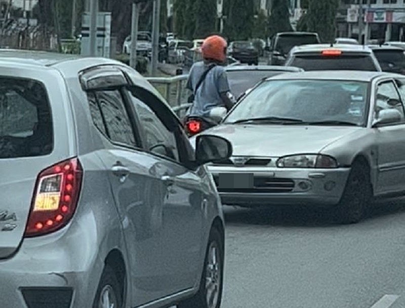 The vehicle that is spotted being driven against the flow of traffic at Jalan Kwong Lee Bank in Kuching. u00e2u20acu201d Borneo Post Online pic