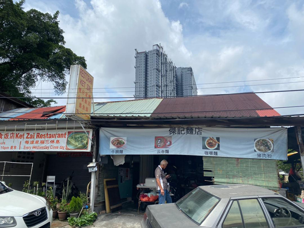 Look for the stall inside this no signboard coffee shop at Salak South New Village.