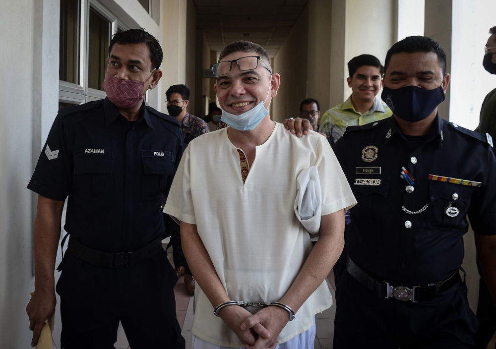Nasyid singer and composer Muhammad Yasin Sulaiman (centre) at the Petaling Jaya Court Complex, May 18, 2022. u00e2u20acu201d Bernama pic 