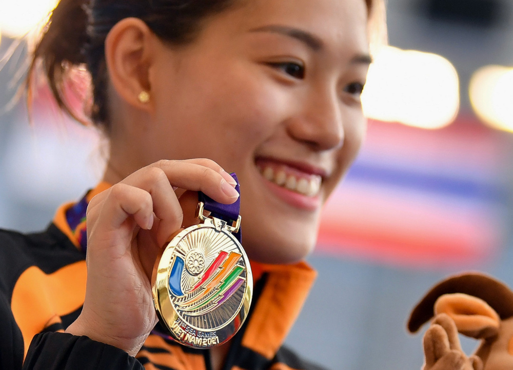 Ng Yan Yee with her gold medal at the 31st South-east Asian (SEA) Games at the My Dinh Aquatic Centre in Hanoi, May 10, 2022. u00e2u20acu201d Bernama pic 