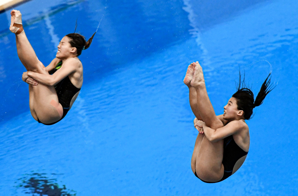 National divers Ng Yan Yee (left) and Ong Ker Ying compete in the womenu00e2u20acu2122s 3m springboard synchronised event at the 2021 Sea Games at the My Dinh Aquatic Centre in Hanoi, May 9, 2022. u00e2u20acu201d Bernama pic