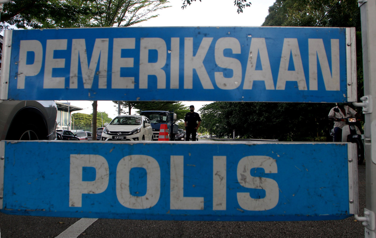 Officers from the Perak Traffic Investigation and Enforcement Department (JSPT) monitoring road users in conjunction with Op Selamat 18 at Jalan Maxwell, Ipoh, May 6, 2022. u00e2u20acu201d Bernama pic
