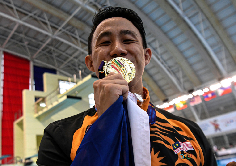 National diver Ooi Tze Liang with his 13th personal SEA Games gold medal at the My Dinh Aquatic Centre in Hanoi, May 9, 2022. u00e2u20acu201d Bernama pic 