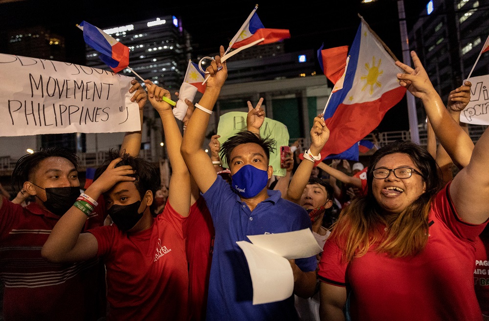 Supporters of presidential candidate Ferdinand Marcos Jr. celebrate as partial results of the 2022 national elections show him with a wide lead over rivals, outside the candidate's headquarters in Mandaluyong City, Philippines May 9, 2022. u00e2u20acu2022 Reuters pic