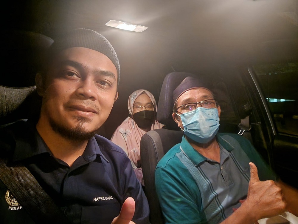 A kind Perak man applauded online for helping an elderly couple a ride after they were left behind by their bus. u00e2u20acu2022 Picture via Facebook/ Hafez Sabri