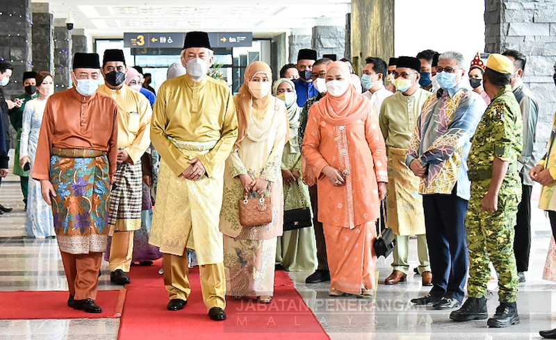 Hajiji (left) escorting Juhar and Norlidah into the program venue. u00e2u20acu201d Borneo Post pic