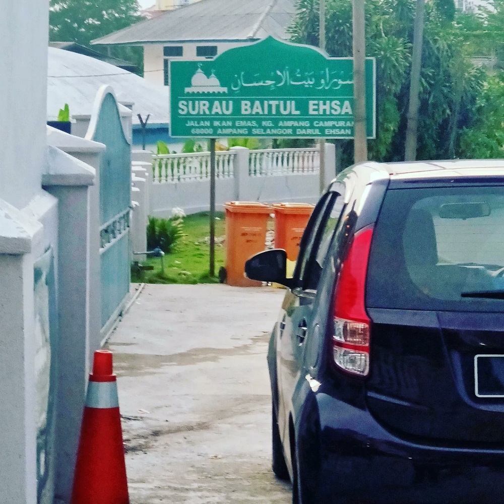 Letchumy was grateful that kind devotees from the nearby surau reached out to her to help her. u00e2u20acu2022 Picture via Twitter/TK Letchumy