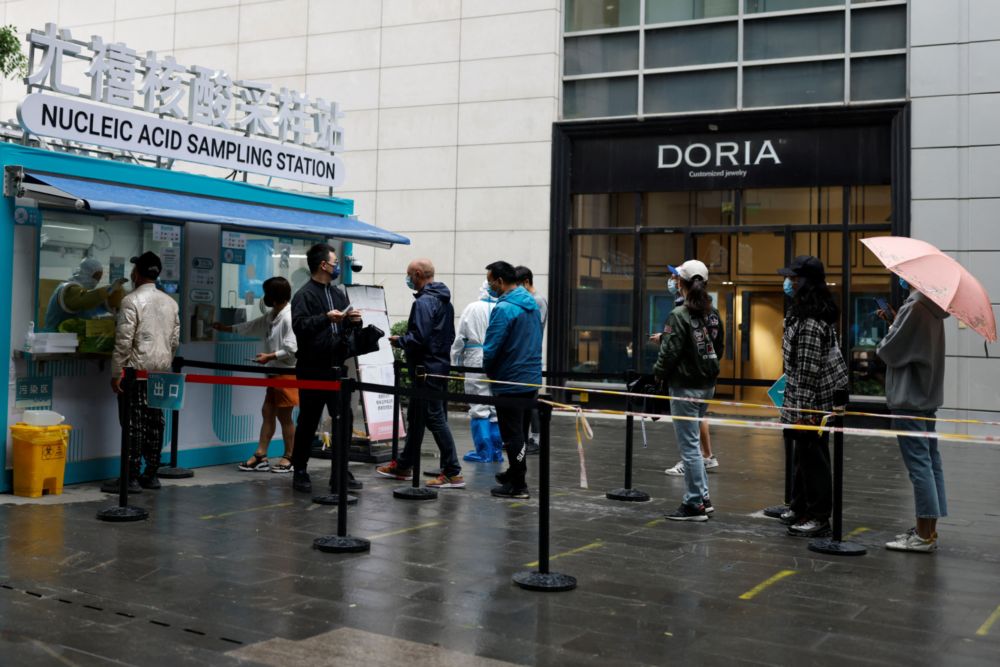 People line up to get tested at a mobile nucleic acid testing site outside a shopping mall, amid the coronavirus disease (Covid-19) outbreak in Beijing, China May 6, 2022. u00e2u20acu201d Reuters pic