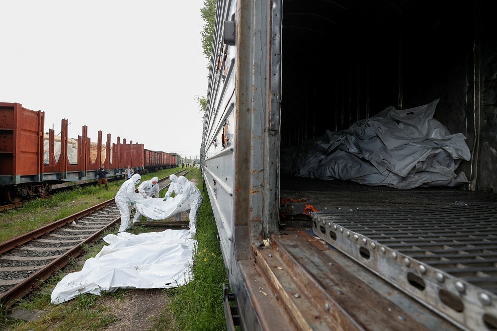 Ukrainian servicemen carry bodies of Russian soldiers killed during Russia's invasion of Ukraine, before putting them in a refrigerated rail car, in Kyiv, Ukraine May 13, 2022. u00e2u20acu2022 Reuters pic