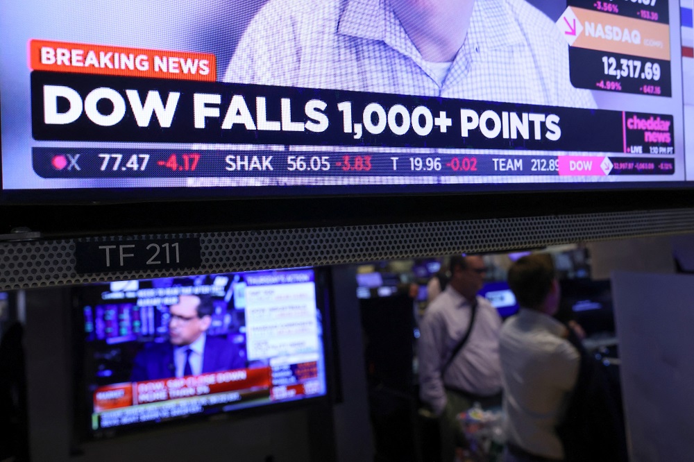 Monitors display breaking news regarding the Dow Jones Industrial Average on the trading floor at the New York Stock Exchange (NYSE) in Manhattan, New York May 5, 2022. u00e2u20acu2022 Reuters pic