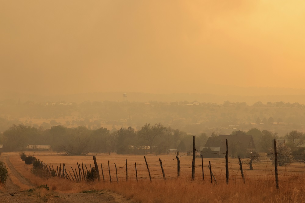 Smoke blankets the view as authorities battle the nearby Hermits Peak and Calf Canyon wildfires in Las Vegas, New Mexico, US May 2, 2022. u00e2u20acu2022 Reuters pic