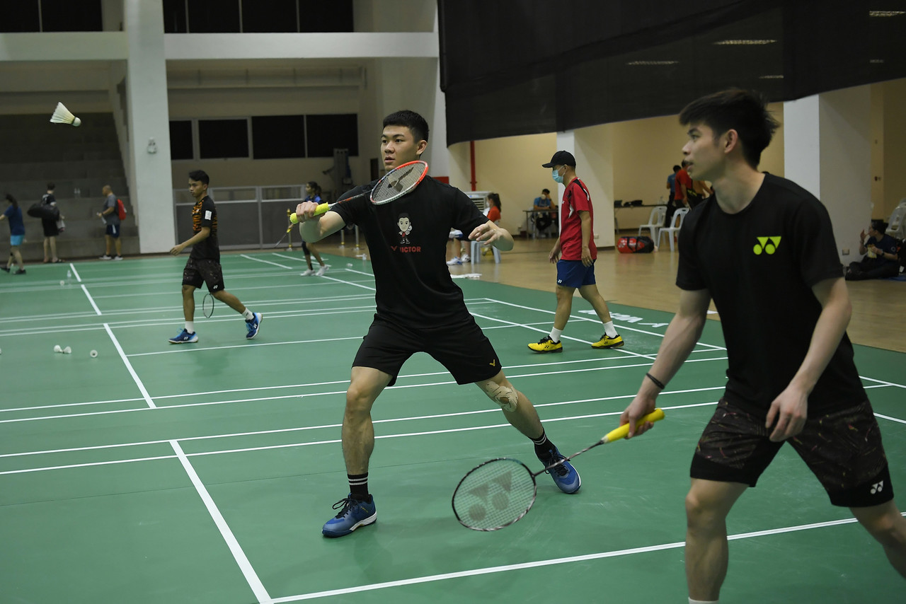 National badminton singles player Lee Zii Jia (centre), along with national badminton players participating in the Thomas Cup and Uber 2022 Championships, are actively training at a training hall in Bangkok, May 7, 2022. u00e2u20acu201d Bernama pic