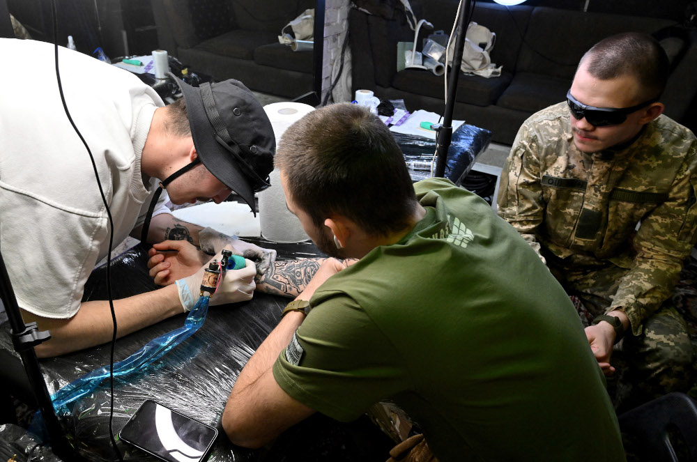 Ukrainian servicemen get tattoos during the u00e2u20acu02dcArt Weaponu00e2u20acu2122 festival in Kyiv on May 14, 2022. u00e2u20acu201d AFP pic