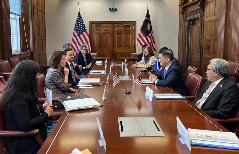 Senior Minister and Minister of International Trade and Industry Datuk Seri Mohamed Azmin Ali (second, right) in a meeting with United States Secretary of Commerce Gina Raimondo (second, left) in Washington DC, May 11, 2022. u00e2u20acu201d Bernama picn