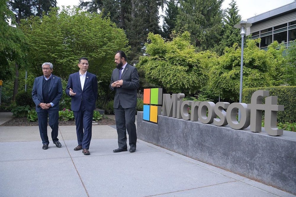 Minister of International Trade and Industry Datuk Seri Mohamed Azmin Ali today highlighted the initiativeu00e2u20acu2122s US$1 billion investment to establish Microsoftu00e2u20acu2122s first datacentre region in the country. u00e2u20acu2022 Picture via Facebook/Azmin Ali