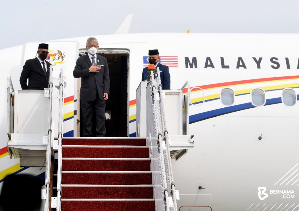 Yang di-Pertuan Agong Al-Sultan Abdullah Riu00e2u20acu2122ayatuddin Al-Mustafa Billah Shah today departed for Abu Dhabi to pay his last respects to United Arab Emirates (UAE) President Sheikh Khalifa bin Zayed Al Nahyan. u00e2u20acu201d Picture via Twitter/Bernama