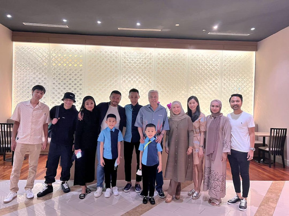 Prime Minister Datuk Seri Ismail Sabri Yaakob received a visit from Datuk Lee Chong Wei and his family in conjunction with Hari Raya Aidilfitri May 4, 2022. u00e2u20acu201d Picture via Twitter/Bernama