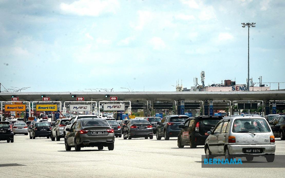 The traffic condition from Seremban to Jelebu starting from Jeram Toi is heavy with a 12-kilometre jam as people are returning to their home villages to celebrate Aidilfitri. u00e2u20acu201d Picture via Twitter/Bernama